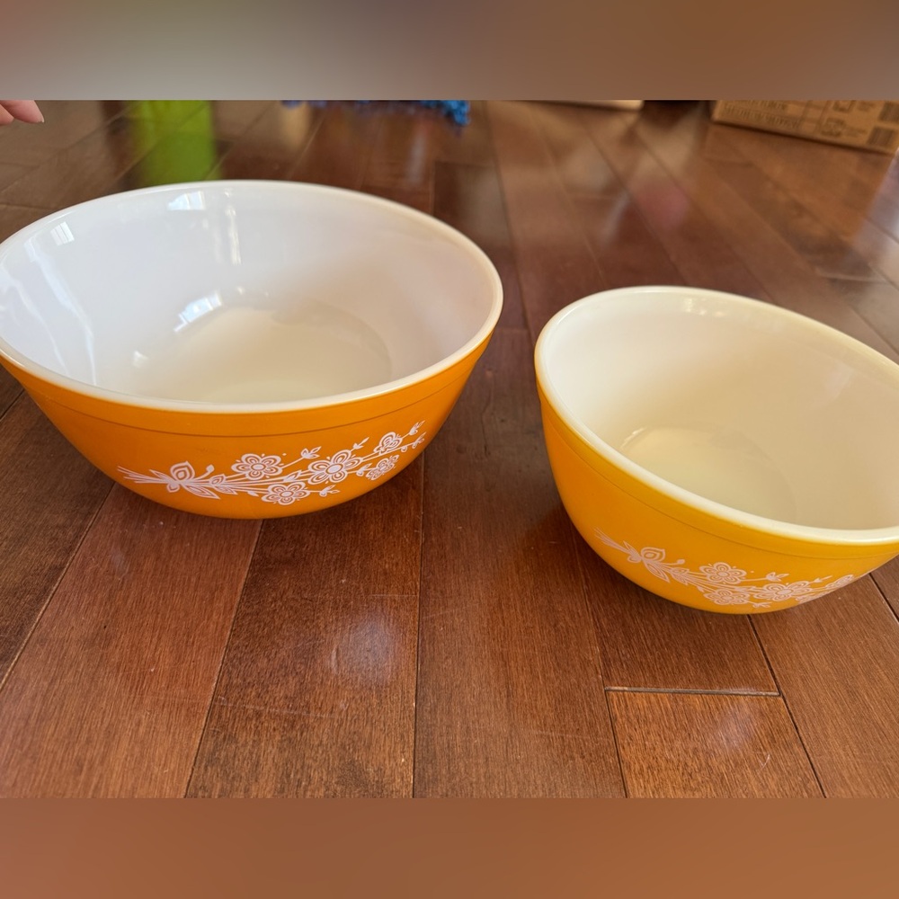 Vintage Pyrex butterfly gold #402 #403 set of 2  mixing bowls (2.5L & 1.5L)